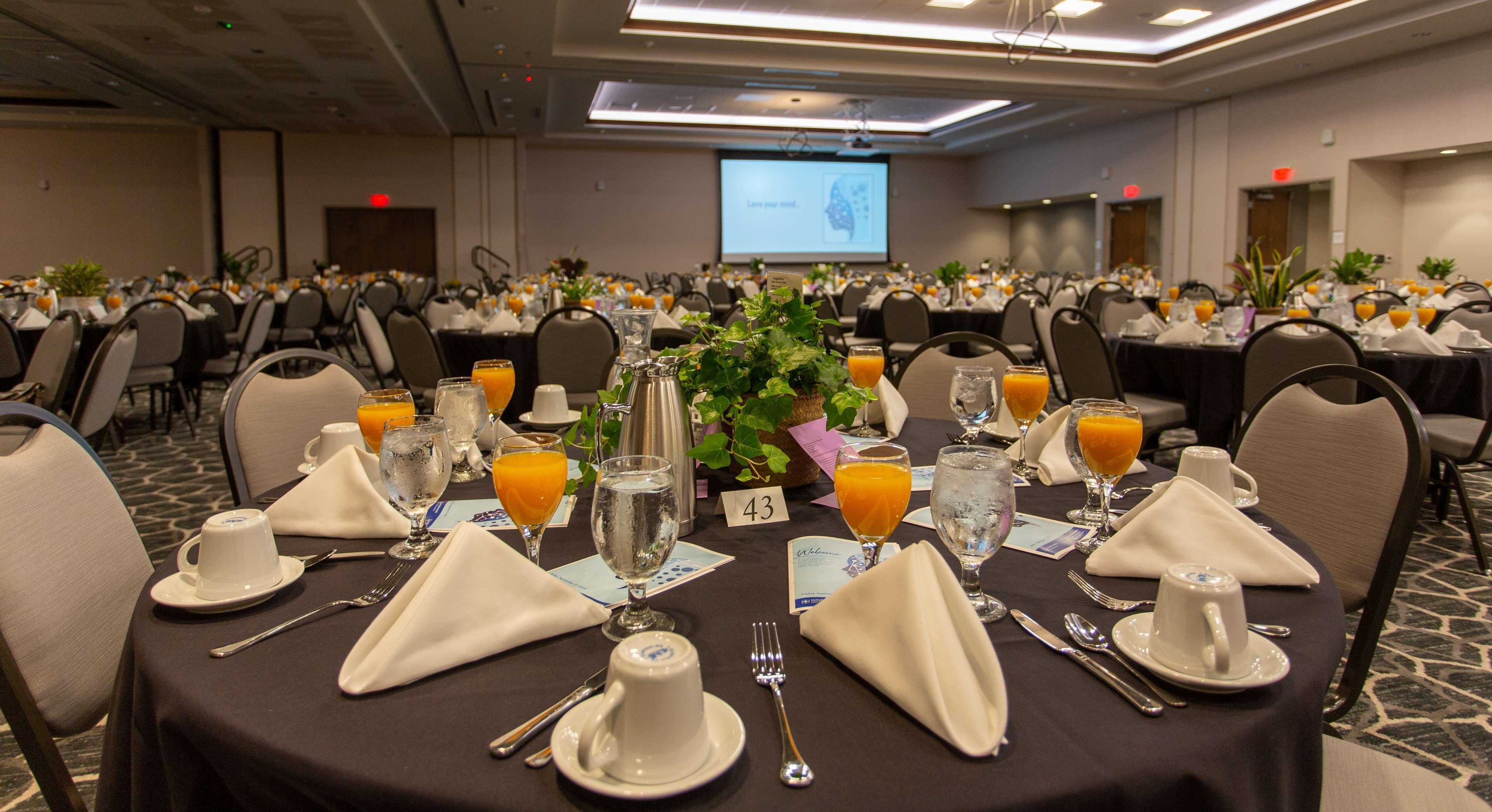 Hilton Garden Inn Cedar Falls Conference Center Ngoại thất bức ảnh