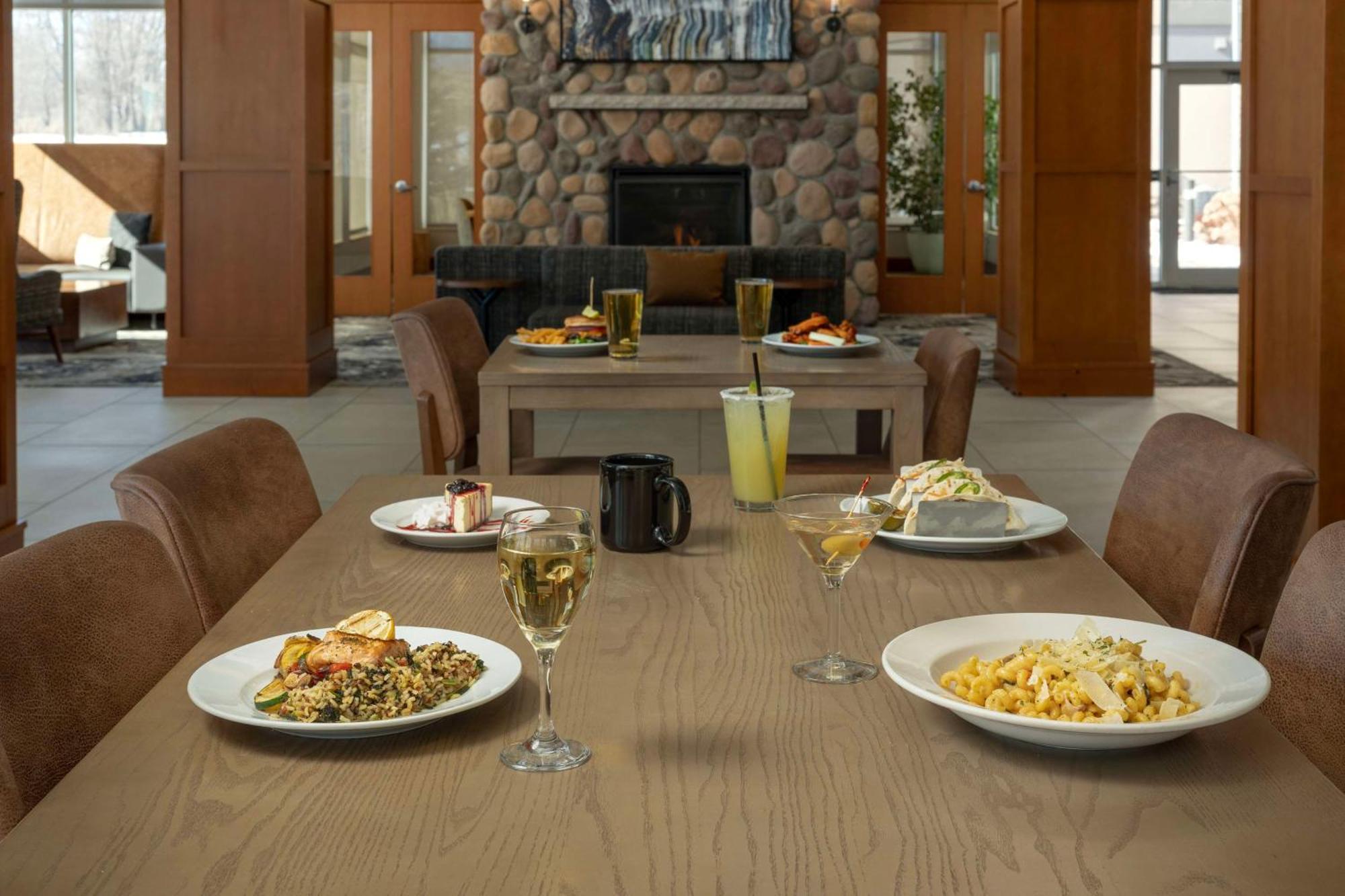 Hilton Garden Inn Cedar Falls Conference Center Ngoại thất bức ảnh